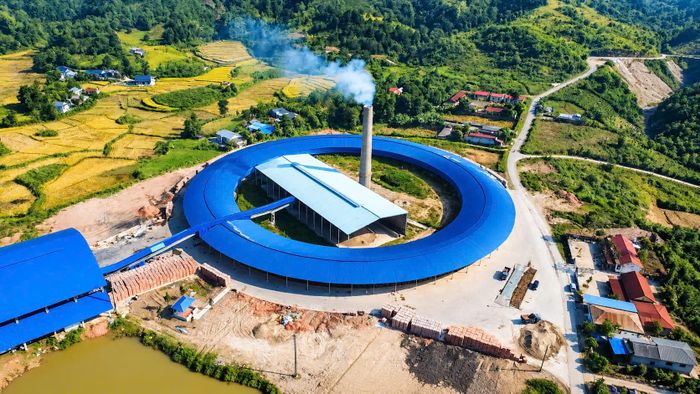 Nguyên liệu đất sét được khai thác, tập kết và đưa vào nhà xử lý nguyên liệu, sau đó phối trộn, xử lý để đạt yêu cầu trước khi chuyển sang dây chuyền tạo hình. Tại đây, nguyên liệu được tạo thành những viên gạch mộc, gạch mộc tiếp tục được đưa vào khu vực sấy, sau đó chuyển sang lò nung tuynel. Trong quá trình nung, việc kiểm soát nhiệt độ tại các khu vực sấy, nung và làm nguội có vai trò quyết định đến độ chín và chất lượng viên gạch.