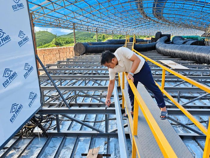 Tại khu vực lò nung, ông Nguyễn Tiến Thành, Tổ trưởng cho biết, để một mẻ gạch đạt chất lượng, người vận hành phải kiểm soát đồng thời nhiều yếu tố. Trong đó, nhiệt độ tại các vùng của lò phải được duy trì cân bằng, đặc biệt là vùng nung, sấy và làm nguội. Người vận hành phải nắm được, cân bằng được các khoang nung, khoang sấy và khoang làm nguội, làm sao hài hòa giữa các khu vực thì mới tạo ra gạch chín, bảo đảm chất lượng. Chất lượng gạch không chỉ phụ thuộc vào nhiệt độ lò mà còn liên quan đến chất lượng nguyên liệu đầu vào, than và nhiệt trị của nhiên liệu. Khi các thông số thay đổi, người vận hành phải điều chỉnh lượng gió, các van và chế độ vận hành để duy trì sự ổn định của toàn bộ hệ thống.