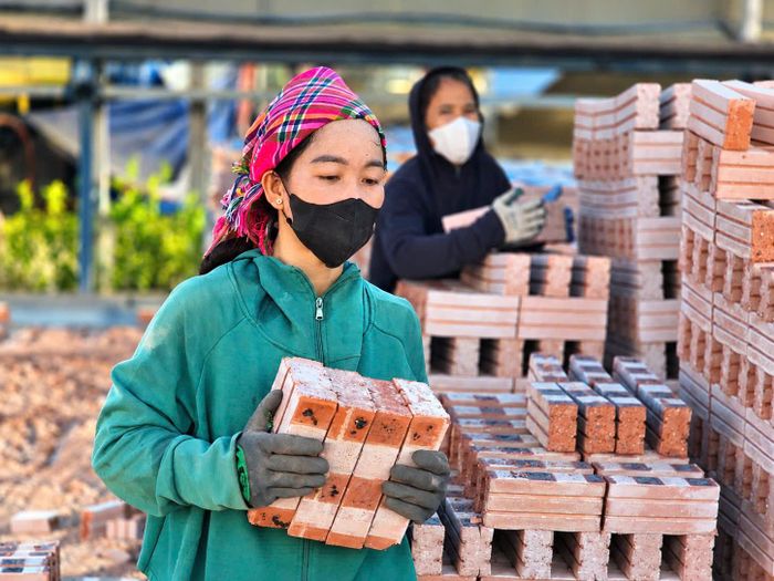 Ông Hà Thanh Luận, Phó giám đốc Công ty CP Hoàng Liên chia sẻ: "Điểm nổi bật của nhà máy là mức độ tự động hóa cao, toàn bộ dây chuyền được vận hành với số lượng lao động trực tiếp tương đối thấp, giúp giảm chi phí nhân công và tiêu hao nhiên liệu. Nhà máy cũng hướng tới mô hình sản xuất xanh khi tận dụng đất mỏ và một số nguồn phế phẩm, nguyên liệu có thể tái sử dụng làm nhiên liệu. Hệ thống xử lý khói, bụi được đầu tư đồng bộ nhằm hạn chế phát thải ra môi trường. Sản phẩm bước đầu đạt tỷ lệ khoảng 98% loại gạch A1, đáp ứng nhu cầu xây dựng tại Lai Châu, Lào Cai, Sơn La và các tỉnh Tây Bắc.