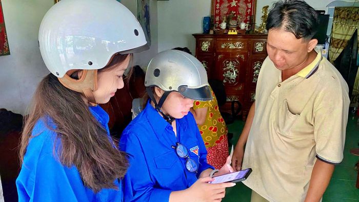 Thanh niên là lực lượng nòng cốt trong các "Tổ công nghệ số cộng đồng" của tỉnh Cà Mau, đến tận nhà hỗ trợ người dân sử dụng dịch vụ công trực tuyến.