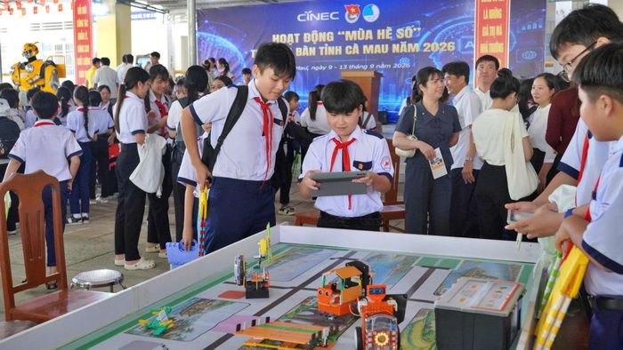 Trung tâm Khởi nghiệp và đổi mới sáng tạo (CiNEC) tổ chức hoạt động "Mùa hè số" trên địa bàn xã Đông Hải, thu hút đông đảo học sinh tham gia và trải nghiệm thực tế.