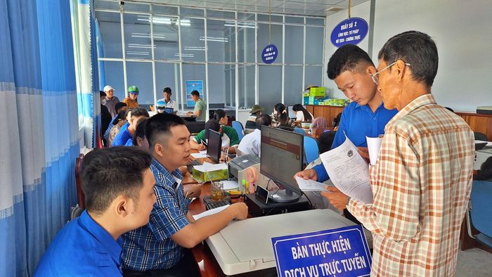 Đoàn thanh niên xã Hòa Bình hỗ trợ người dân thực hiện dịch vụ công trực tuyến.