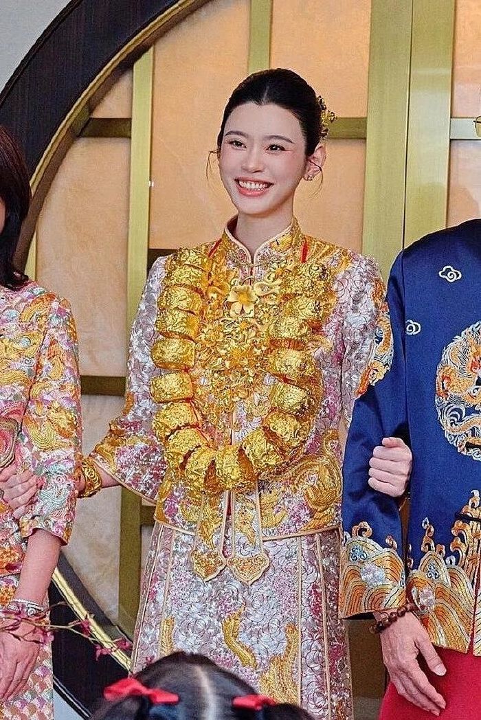 Cận cảnh trang phục và trang sức vòng vàng của Hề Mộng Dao.