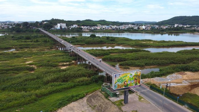 Cầu Trà Khúc hơn 60 năm tuổi sẽ khép lại sứ mệnh khi cầu mới được xây dựng hoàn thành. (Ảnh: Lê Danh).