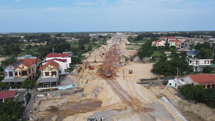 Đường dẫn phía đông cầu Nhật Lệ 3 đang được nhà thầu khẩn trương hoàn thiện để kết nối với tuyến đường ven biển.