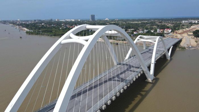 Cầu Nhật Lệ 3 có chiều dài 561m, rộng 23,5m, bắc qua sông Nhật Lệ.