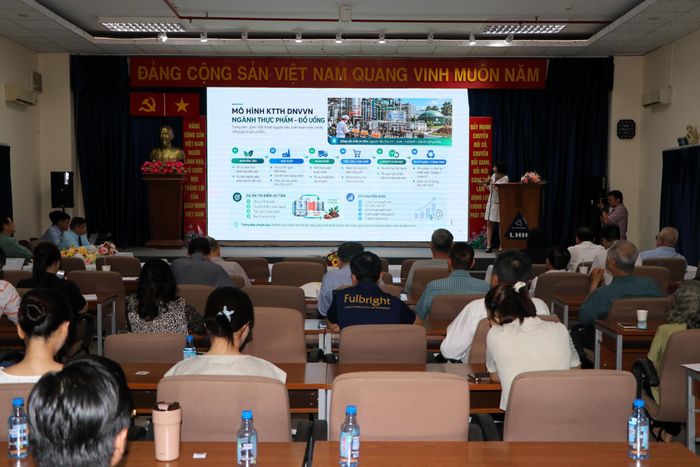 Chuyên gia trình bày tham luận tại Hội thảo "Giải pháp triển khai kinh tế tuần hoàn trong các doanh nghiệp vừa và nhỏ tại các khu công nghiệp TP.HCM" ngày 1/10.