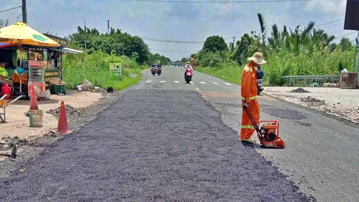 Tranh thủ thời tiết nắng ráo, nhà thầu khẩn trương khắc phục, sửa chữa vị trí hư hỏng lớn trên tuyến quốc lộ 1 khu vực gần cầu tân Đức (thuộc xã Lương Thế Trân, tỉnh Cà Mau).