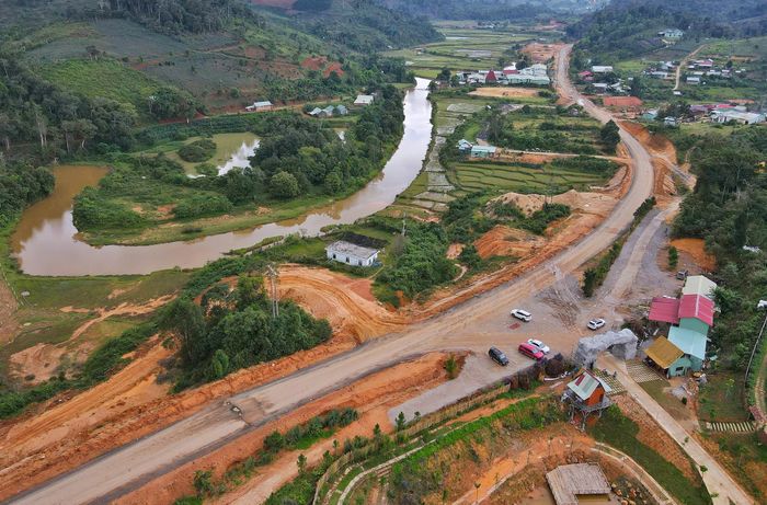 Chủ tịch UBND tỉnh Quảng Ngãi yêu cầu các chủ thể liên quan vào cuộc tích cực, đẩy nhanh tiến độ các dự án để đảm bảo kết quả giải ngân đề ra.