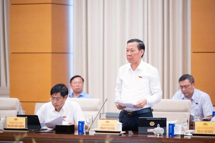 Chủ nhiệm Ủy ban Kinh tế và Tài chính Phan Văn Mãi trình bày báo cáo thẩm tra sơ bộ. (Ảnh: Media Quốc hội).