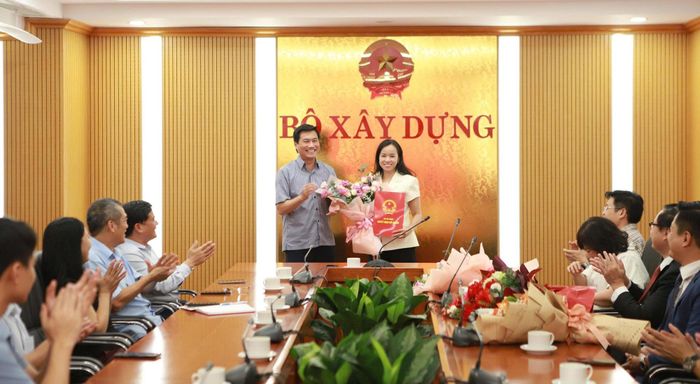 Thay mặt lãnh đạo bộ, Thứ trưởng Nguyễn Tường Văn trao Quyết định cho ông Nguyễn Thành Công và bà Cao Lan Hương.