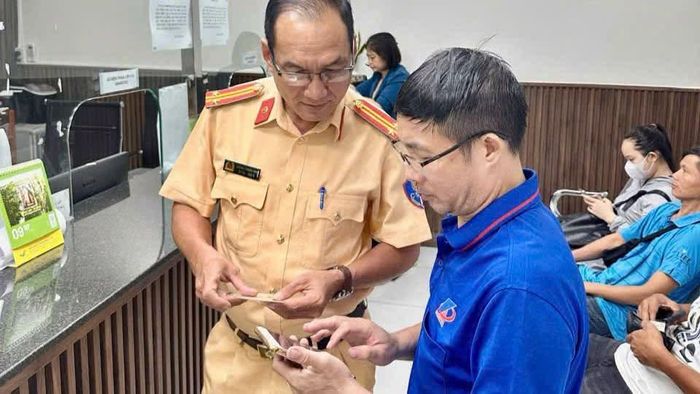 Cán bộ Phòng CSGT Công an tỉnh Khánh Hòa hướng dẫn người dân rà soát thông tin trên GPLX.