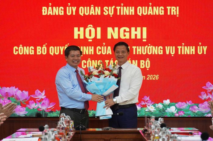 Ông Trần Vũ Khiêm, Phó Bí thư Thường trực Tỉnh ủy, Trưởng đoàn đại biểu Quốc hội tỉnh Quảng Trị tặng hoa chúc mừng ông Vương Quốc Tuấn, Bí thư Đảng ủy Quân sự tỉnh.
