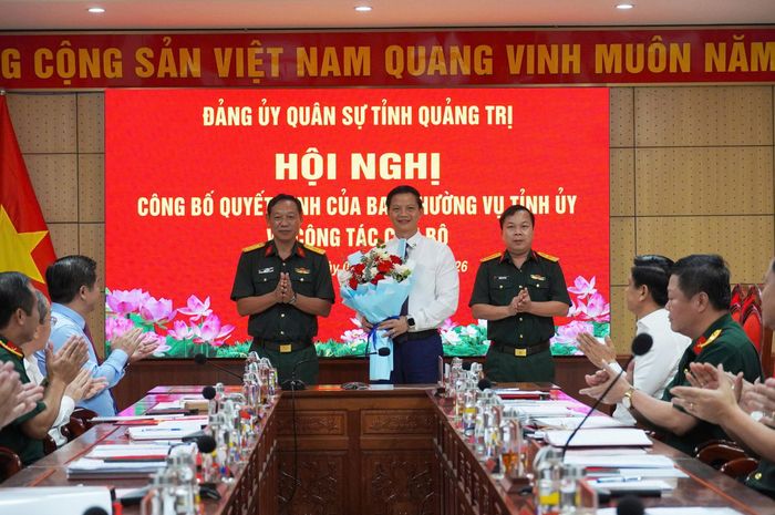 Đại diện Đảng ủy Quân sự tỉnh Quảng Trị tặng hoa chúc mừng ông Vương Quốc Tuấn, Bí thư Đảng ủy Quân sự tỉnh