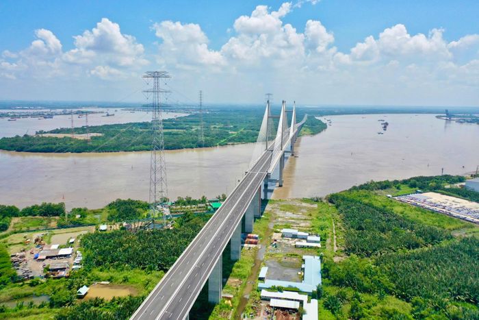 Những cây cầu dây văng với tĩnh không thông thuyền thuộc nhóm cao nhất Việt Nam đang dần phát huy vai trò kết nối đôi bờ sông, tạo ra một hành lang logistics mới.