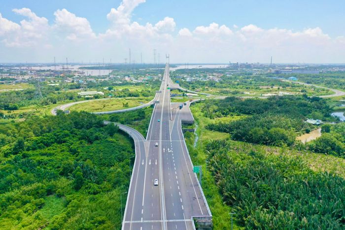 Trong ngày đầu tiên khai thác, dù lượng xe lưu thông chưa nhiều nhưng cũng xuất hiện nhiều xe tải, xe container trên tuyến.