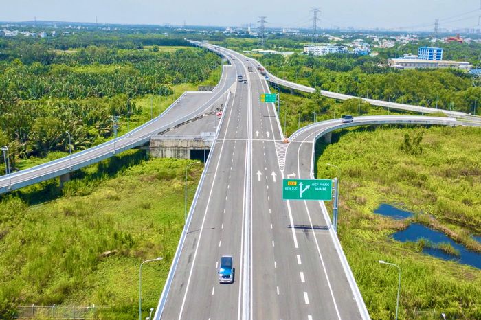 Những chuyến hàng lần lượt nối đuôi nhau xuôi hai miền Đông - Tây.
