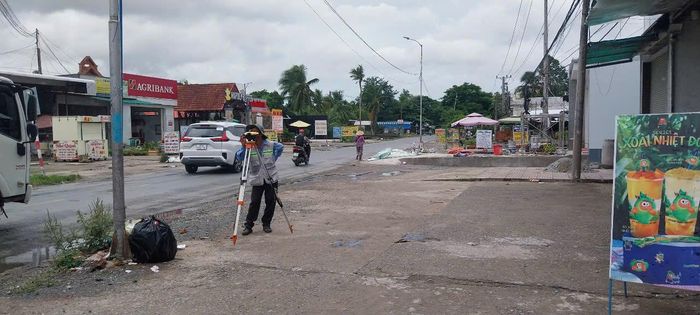 Cán bộ đo đạc phục vụ hạ tầng, giao thông tuyến QL91B.