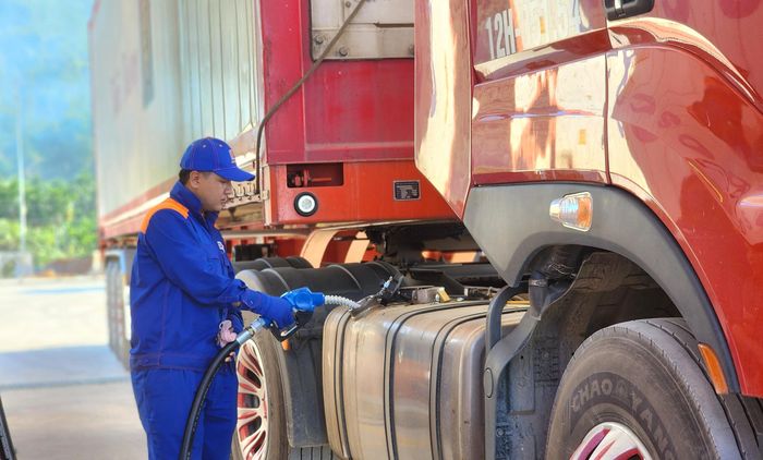 Phương tiện vào dừng nghỉ, tiếp nhiên liệu tại trạm dừng nghỉ Km 1065+400 cao tốc Bắc - Nam phía Đông qua tỉnh Quảng Ngãi.