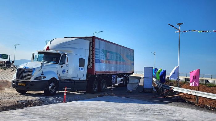 Trong đó, trạm dừng nghỉ hướng Bắc - Nam các hạng mục đã thi công đạt khoảng 70%, đảm bảo điều kiện khai thác tạm thời (Trong ảnh: Xe đầu kéo Bắc - Nam sau hành trình dài lưu thông ghé vào trạm dừng nghỉ trước khi khởi hành tiếp tục lộ trình).