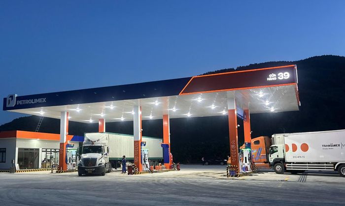Đêm xuống, trạm dừng nghỉ sáng đèn trở thành điểm dừng chân lý tưởng cho tài xế đường dài sau chặng di chuyển hàng trăm km, đảm bảo sức khỏe để tiếp tục lộ trình.