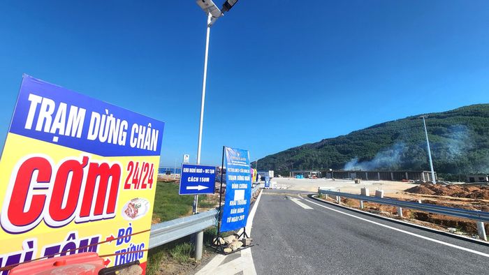 Mặc dù chưa hoàn thiện 100% nhưng bên trong trạm dừng nghỉ này nhà đầu tư vẫn bố trí các quầy phục vụ cơm, nước giải khát và nơi nghỉ tạm thời cho tài xế.