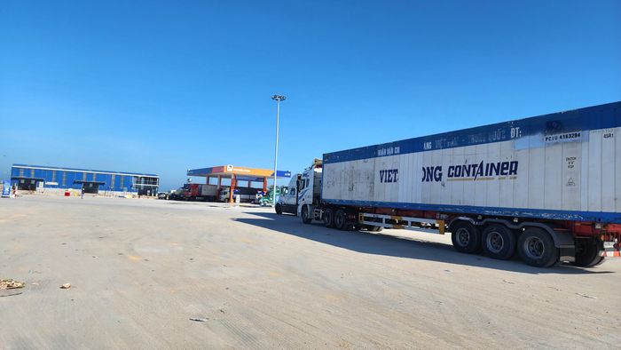 Đại diện Petrolimex Quảng Ngãi cho biết, mỗi ngày trung bình cả hai trạm hướng Bắc - Nam và Nam - Bắc đón tiếp không dưới 2.000 lượt phương tiện các loại vào dừng nghỉ, tiếp nhiên liệu, đi vệ sinh.