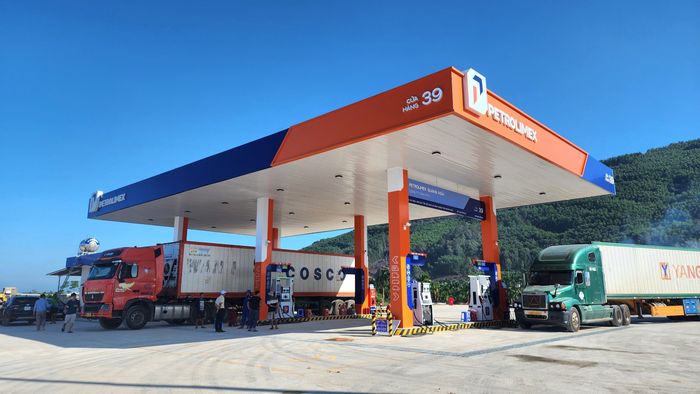 Trong số các hạng mục chính của dự án thì cửa hàng xăng dầu đã được phía nhà thầu thi công hoàn thiện (Trong ảnh: Cửa hàng số 39 của Petrolimex Quảng Ngãi chính thức vận hành kinh doanh thương mại tại trạm dừng nghỉ Km 1065+400 từ ngày 29/9 phục vụ tiếp nhiên liệu cho phương tiện có nhu cầu).