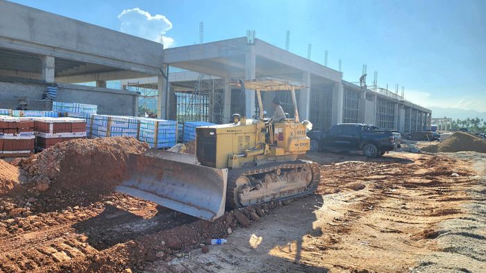 Ghi nhận trên công trường dự án vào chiều 1/10 cho thấy đơn vị thi công huy động đầy đủ thiết bị cơ giới, nhân lực và vật tư, vật liệu thi công với tinh thần tận dụng tối đa các ngày nắng, tăng ca tăng kíp thi công.