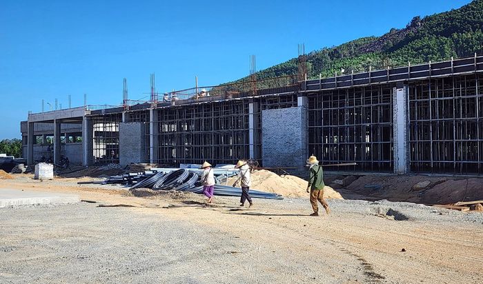 Ông Lê Minh Tường, Phó giám đốc Petrolimex Quảng Ngãi cho biết, đến nay hạng mục trạm dừng nghỉ hướng Bắc - Nam thi công đạt khoảng 70% khối lượng và hướng Nam - Bắc thi công đạt khoảng 50% khối lượng. Chúng tôi đang chỉ đạo các nhà thầu đẩy mạnh thi công, đảm bảo đến cuối năm 2026 hoàn thành tất cả các hạng mục như cam kết với Cục Đường bộ Việt Nam. 
