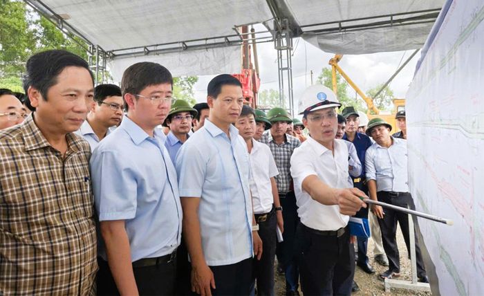 Ông Vương Quốc Tuấn, Bí thư Tỉnh ủy Quảng Trị (thứ ba từ trái sang) và ông Bùi Hoàng Phương, Chủ tịch UBND tỉnh (thứ hai từ trái sang) kiểm tra và nghe báo cáo tiến độ, tình hình triển khai thực hiện dự án QL15D đoạn từ Cảng Mỹ Thủy đến cao tốc Cam Lộ - La Sơn ngày 26/9.