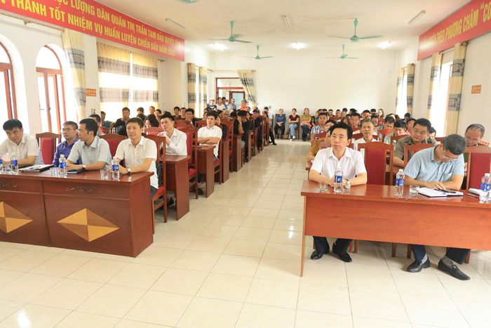 Ông Trần Anh Tú, Chủ tịch UBND xã Tam Đảo phát biểu tại Hội nghị tuyên truyền, phổ biến và ký cam kết với các hộ kinh doanh tại khu du lịch quốc gia Tam Đảo.