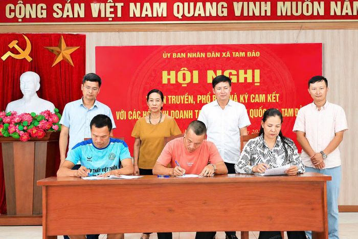 Các hộ dân ký cam kết kinh doanh văn minh, sạch đẹp tại khu du lịch quốc gia Tam Đảo.