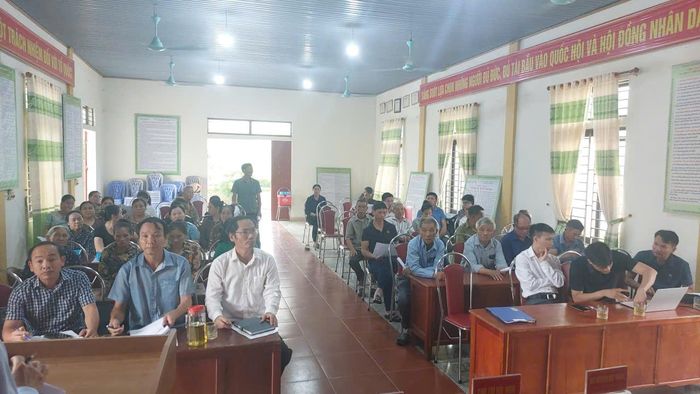 UBND xã Kỳ Văn đã tổ chức họp lấy ý kiến của người dân đăng ký hạn mức đất ở tại khu tái định cư để phục vụ cho dự án đường sắt tốc độ cao trên trục Bắc - Nam.