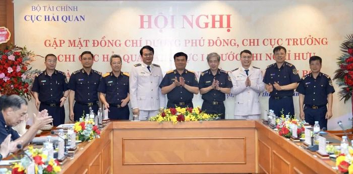 Cục trưởng Nguyễn Văn Thọ và Phó cục trưởng Âu Anh Tuấn chúc mừng Ban lãnh Chi cục Hải quan khu vực I. Ảnh: CTV
