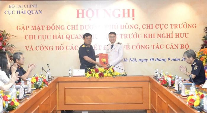 Cục trưởng Nguyễn Văn Thọ (bên trái) trao quyết định bổ nhiệm ông Đỗ Hoàng Anh Khoa giữ chức Phó Chi cục trưởng Chi cục Hải quan khu vực I. Ảnh: CTV
