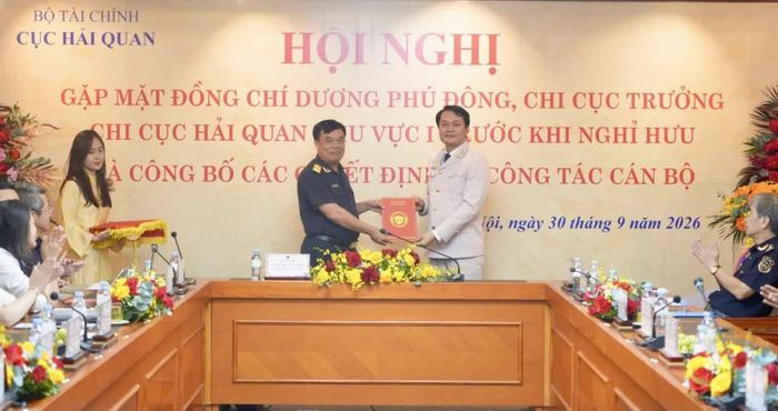 Cục trưởng Nguyễn Văn Thọ (bên trái) trao quyết định bổ nhiệm cho Chi cục trưởng Chi cục Hải quan khu vực I Hoàng Quốc Quang. Ảnh: CTV