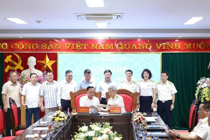 Lãnh đạo Thuế tỉnh Thái Nguyên và Sở Công thương ký Quy chế phối hợp. Ảnh: TTN