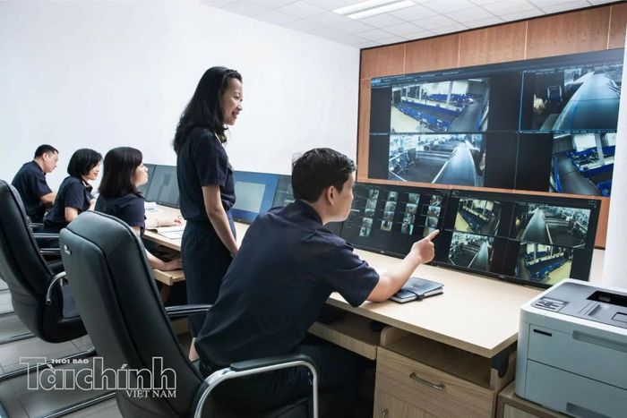 Các công chức hải quan theo dõi, giám sát hoạt động tại khu vực kiểm soát thông qua hệ thống camera. Ảnh: Lạc Nguyên