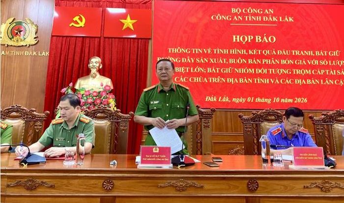  Đại tá Võ Duy Tuấn, Phó Giám đốc Công an tỉnh Đắk Lắk trả lời câu hỏi của phóng viên tại họp báo. 
