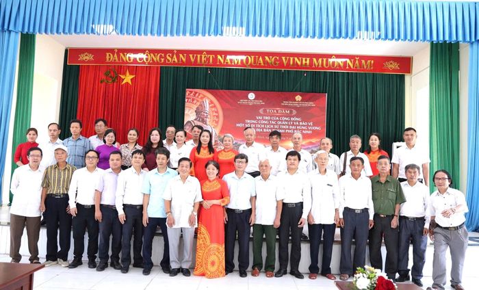 Các đại biểu chụp ảnh lưu niệm