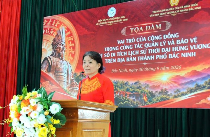 Bà Nguỵ Thị Nga - Giám đốc trung tâm NC@PT Văn hoá Hùng Vương trình bày tham luận tại buổi Toạ đàm