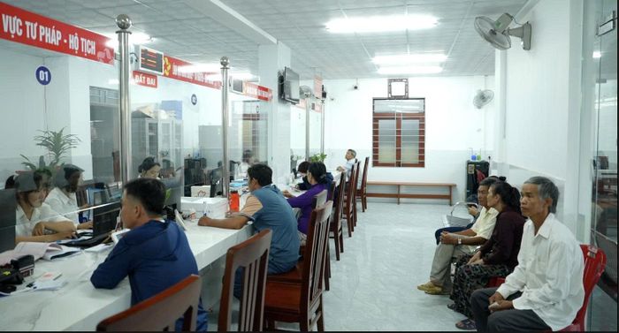 “Quầy ưu tiên” tại Trung tâm Phục vụ hành chính công xã Tuy Phước Bắc góp phần hỗ trợ người cao tuổi, người khuyết tật và các đối tượng ưu tiên thực hiện thủ tục thuận tiện, nhanh chóng. Ảnh: Quang Khang