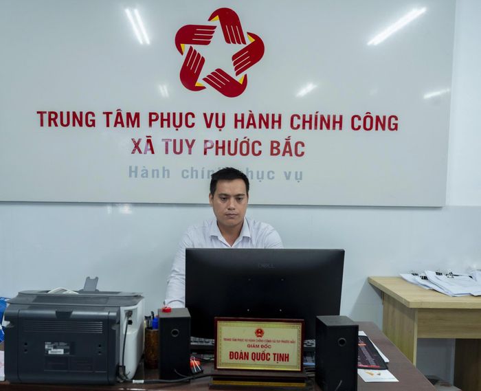 Ông Đoàn Quốc Tịnh - Ủy viên Ban Chấp hành Đảng ủy, Giám đốc Trung tâm Phục vụ hành chính công xã Tuy Phước Bắc trong giờ làm việc tại Trung tâm. Ảnh: Quang Khang