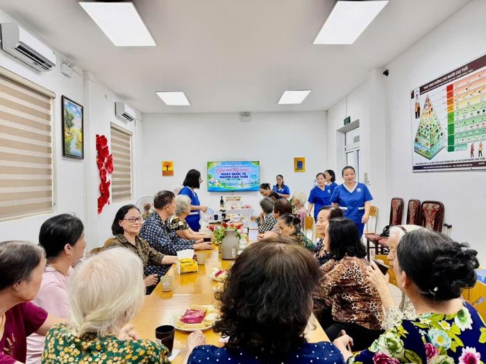 Các hội viên người cao tuổi gặp gỡ, giao lưu trong không khí gần gũi, ấm áp nhân Ngày Quốc tế Người cao tuổi 1/10.