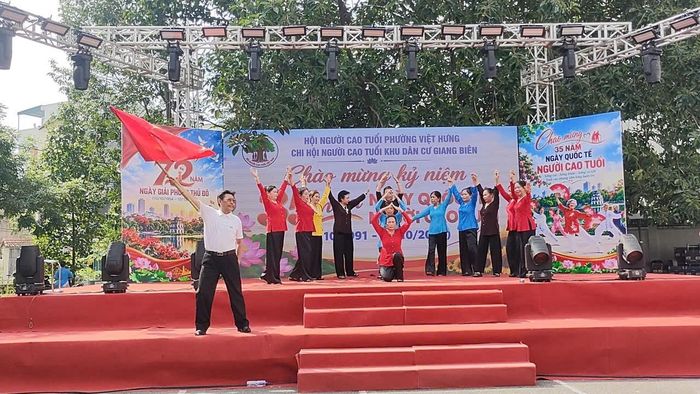 Sắc đỏ cờ Tổ quốc tạo điểm nhấn trong chương trình giao lưu dân vũ chào mừng 35 năm Ngày Quốc tế Người cao tuổi tại phường Việt Hưng.
