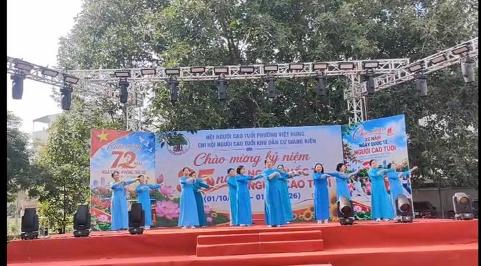 Tiết mục biểu diễn trong tà áo dài tạo nét duyên dáng tại chương trình giao lưu dân vũ chào mừng Ngày Quốc tế Người cao tuổi.