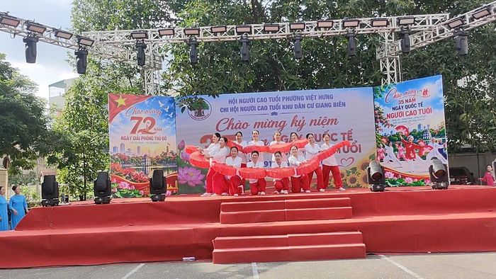 Sắc đỏ - trắng nổi bật trong màn dân vũ tập thể, góp phần tạo không khí vui tươi, rộn ràng trong ngày hội của người cao tuổi phường Việt Hưng.