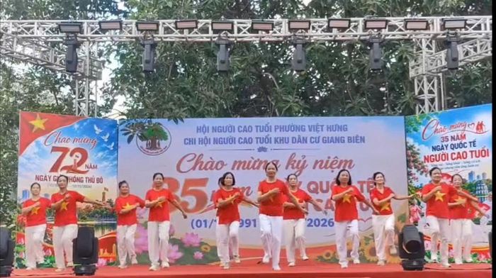 Tiết mục tập thể trong sắc áo đỏ sao vàng tạo không khí sôi nổi