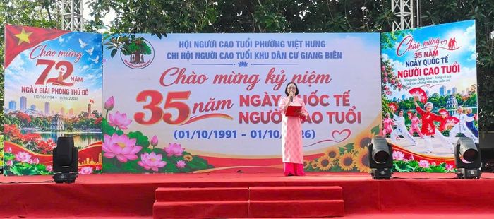 Không gian chương trình chào mừng 35 năm Ngày Quốc tế Người cao tuổi tại phường Việt Hưng.